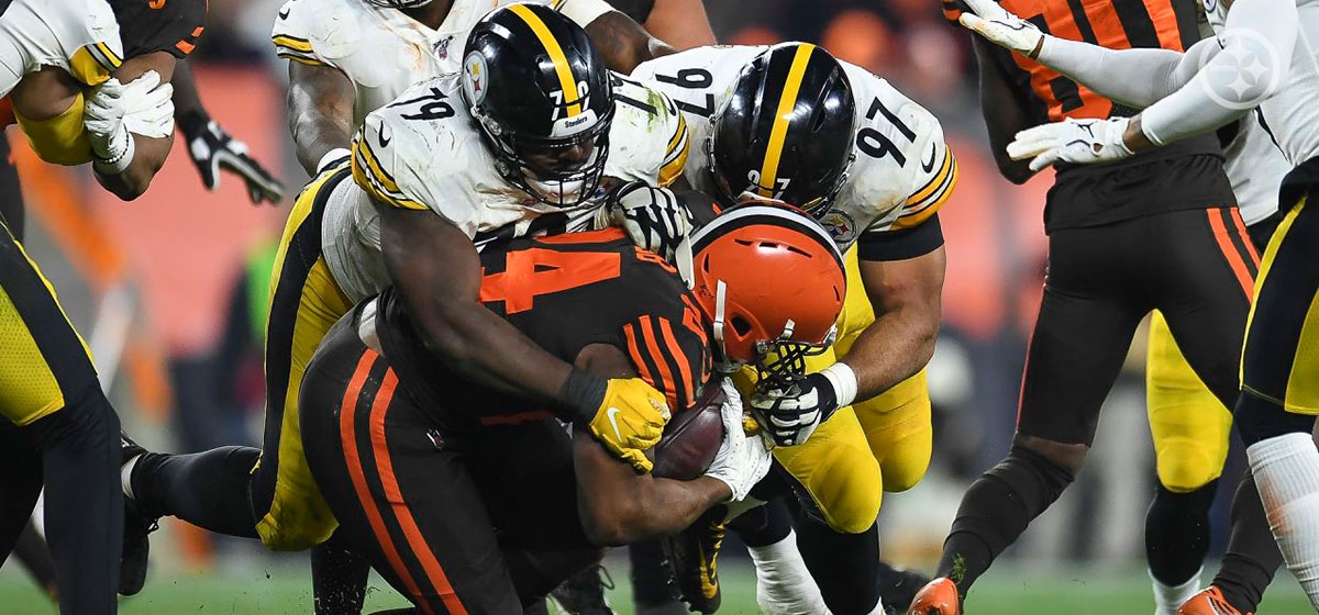 Watch: Browns' Garrett swings helmet at head of Steelers QB